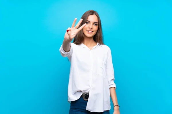 Jovem Mulher Sobre Fundo Azul Isolado Feliz Contando Três Com — Fotografia de Stock