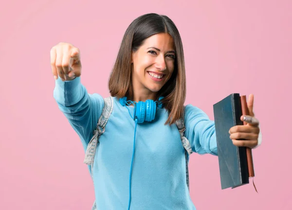 Junges Studentenmädchen Mit Blauem Pullover Und Kopfhörer Zeigt Mit Dem — Stockfoto