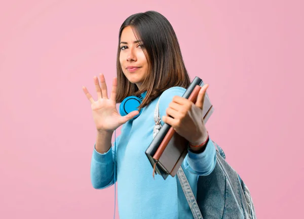 Junges Studentenmädchen Mit Blauem Pullover Und Kopfhörer Ist Etwas Nervös — Stockfoto