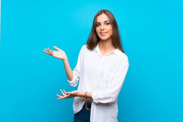 Young Woman Isolated Blue Background Extending Hands Side Inviting Come — Stock Photo, Image