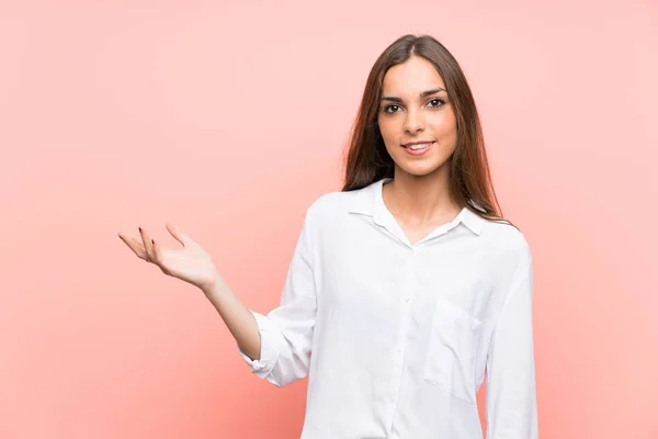 Young Woman Isolated Pink Background Holding Copyspace Imaginary Palm — Stock Photo, Image