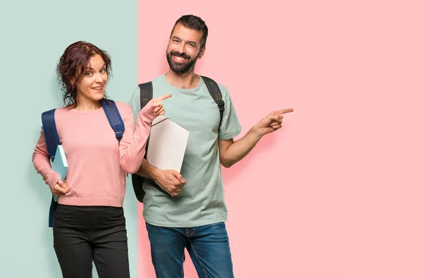 Zwei Studenten Mit Rucksäcken Und Büchern Die Mit Dem Finger — Stockfoto