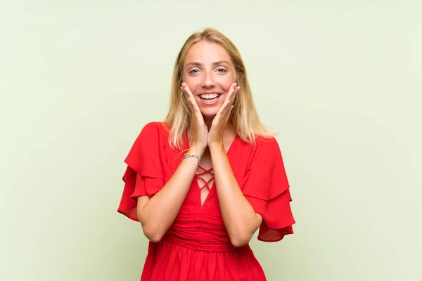 Blonde Junge Frau Über Isoliertem Grünem Hintergrund Mit Überraschendem Gesichtsausdruck — Stockfoto