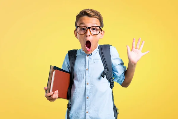 Estudiante Con Mochila Gafas Con Sorpresa Expresión Facial Impactada Sobre — Foto de Stock