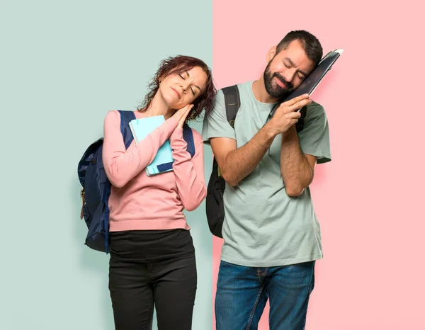 Zwei Studenten Mit Rucksäcken Und Büchern Machen Eine Schlafgeste Entzückend — Stockfoto