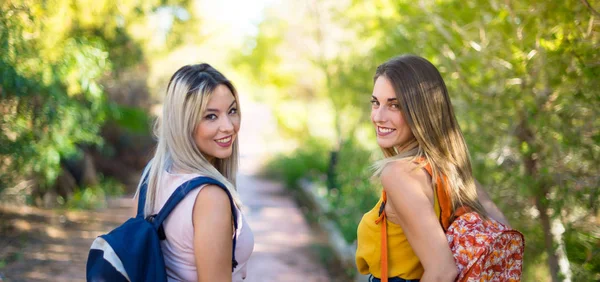 Bir parkta sırt çantası ile genç öğrenci kızlar