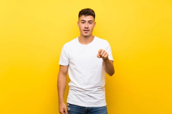 Junger Gutaussehender Mann Über Isoliertem Gelben Hintergrund Überrascht Und Zeigt — Stockfoto