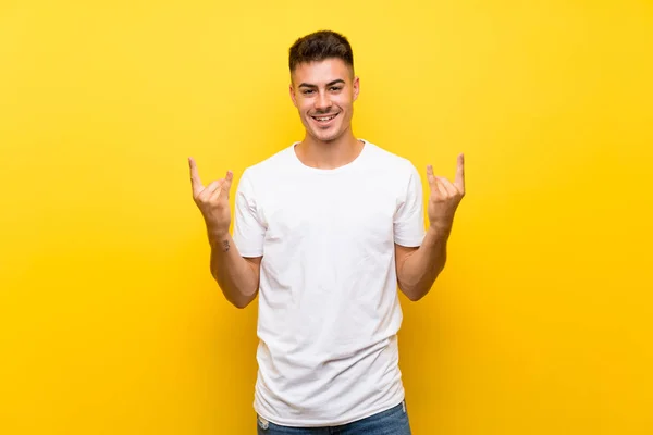 Junger Gutaussehender Mann Über Isoliertem Gelbem Hintergrund Macht Rock Geste — Stockfoto