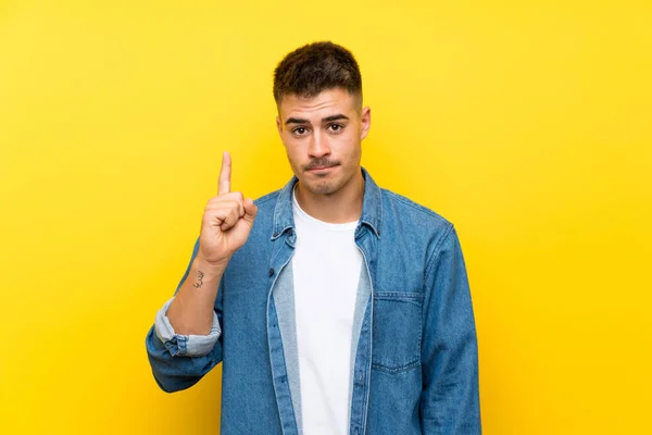 Junger Gutaussehender Mann Über Gelbem Hintergrund Der Mit Dem Zeigefinger — Stockfoto