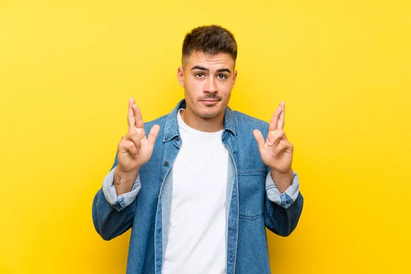 Junger Gutaussehender Mann Vor Isoliertem Gelben Hintergrund Mit Daumendrücken — Stockfoto