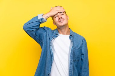 Genç yakışıklı adam, izole edilmiş sarı arka plan gülüyor.