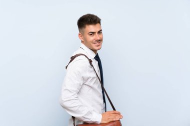 Izole mavi arka plan üzerinde Yakışıklı işadamı