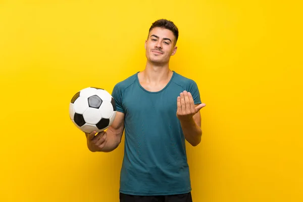 Beau Jeune Joueur Football Homme Sur Fond Jaune Isolé Invitant — Photo