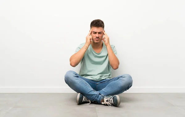 Mladý Pohledný Muž Sedící Podlaze Nešťastný Frustrovaný Něčím Negativní Výraz — Stock fotografie