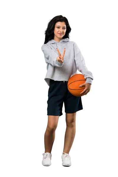 농구를 청녀가 고립된 미소짓고 사인을 보여주는 길이의 — 스톡 사진