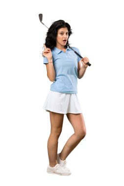 İzole beyaz arka plan üzerinde bir parmak kaldırırken çözüm gerçekleştirmek niyetinde genç bir golfçü kadın tam uzunlukta bir çekim