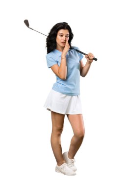 Genç bir golfçü kadının izole beyaz arka plan üzerinde bir şeyler fısıldayarak tam uzunlukta bir çekim