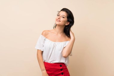 Tecrit edilmiş genç bir kadın bir fikir düşünüyor.