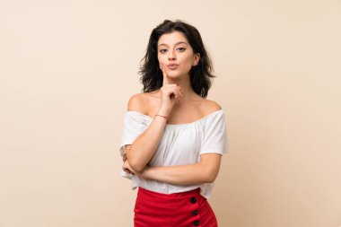 Izole arka plan üzerinde genç kadın ön arıyorsunuz