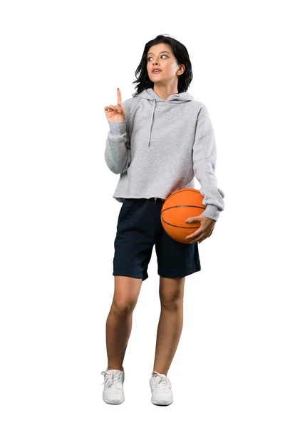 孤立した白い背景の上に指を持ち上げながら 解決策を実現しようとするバスケットボールをしている若い女性のフルレングスショット — ストック写真