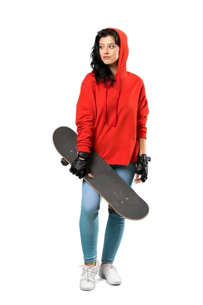 赤いスウェットシャツを着た若いスケーターの女性 — ストック写真