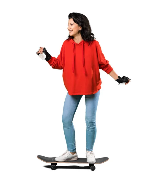 Tanara patinatoare cu tricou rosu — Fotografie, imagine de stoc