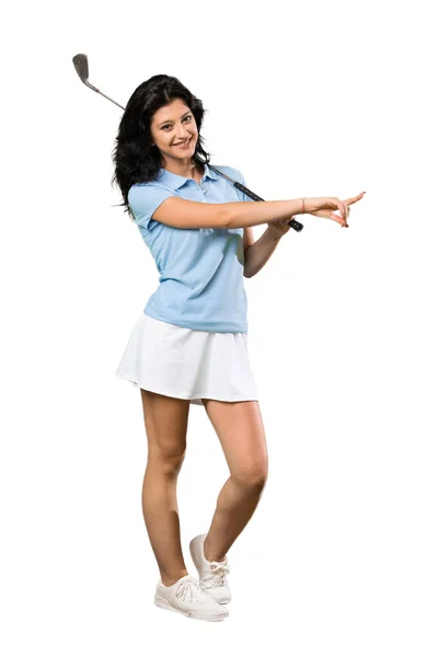 孤立した白い背景の上に製品を提示するために側面を指し示す若いゴルファーの女性のフルレングスショット — ストック写真