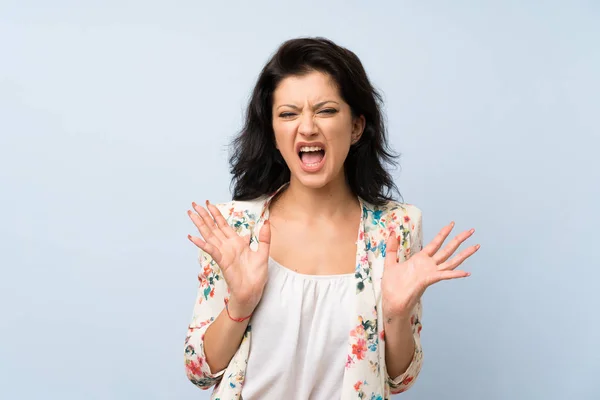 Jonge Vrouw Geïsoleerde Blauwe Achtergrond Ongelukkig Gefrustreerd Met Iets — Stockfoto