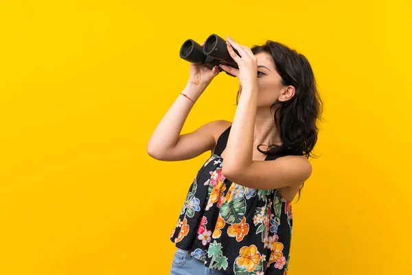 Jeune Femme Sur Fond Jaune Isolé Avec Jumelles Noires — Photo