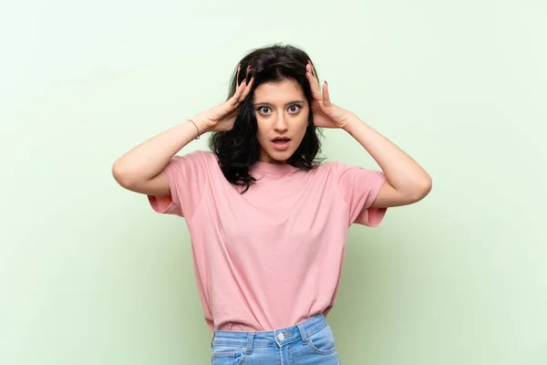 Giovane Donna Sfondo Verde Isolato Con Espressione Sorpresa — Foto Stock