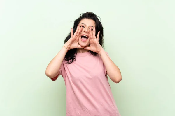 Mujer Joven Sobre Fondo Verde Aislado Gritando Anunciando Algo —  Fotos de Stock