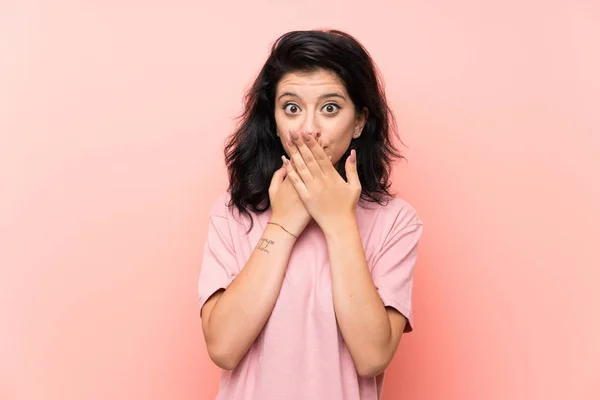 Giovane Donna Sfondo Rosa Isolato Con Espressione Facciale Sorpresa — Foto Stock