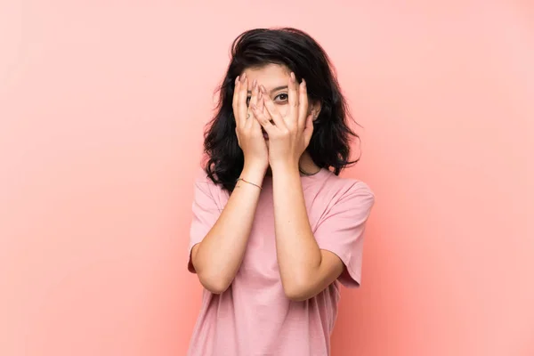 Mujer Joven Sobre Fondo Rosa Aislado Cubriendo Los Ojos Mirando —  Fotos de Stock