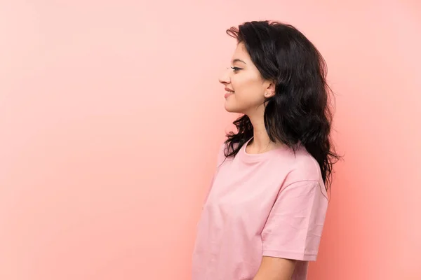 Jovem Mulher Sobre Isolado Fundo Rosa Olhando Para Lado — Fotografia de Stock