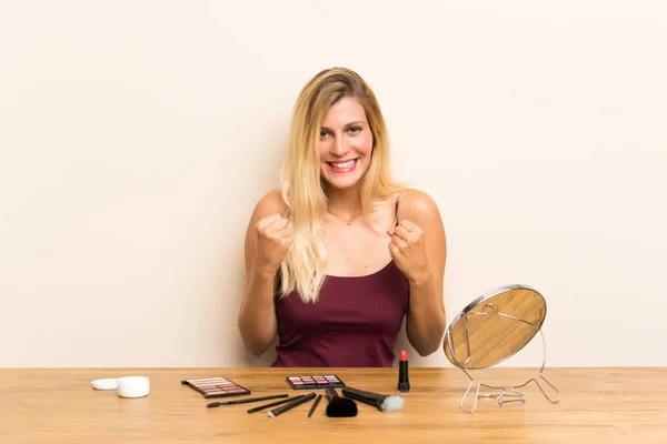 Junge Blonde Frau Mit Kosmetik Einem Tisch Feiert Einen Sieg — Stockfoto
