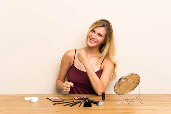 Junge Blonde Frau Mit Kosmetik Einem Tisch Feiert Einen Sieg — Stockfoto