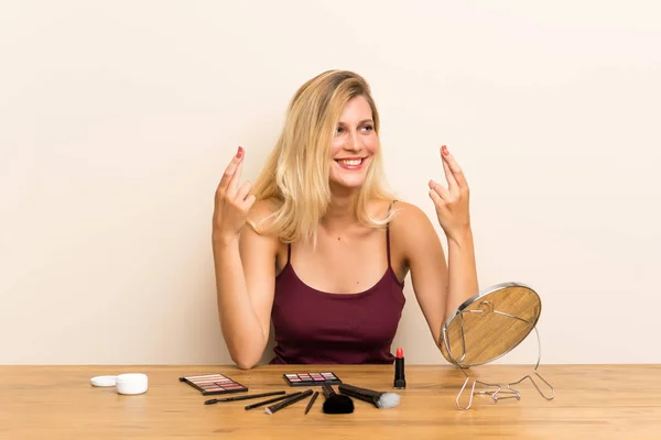 Junge Blonde Frau Mit Kosmetik Einem Tisch Mit Daumendrücken — Stockfoto