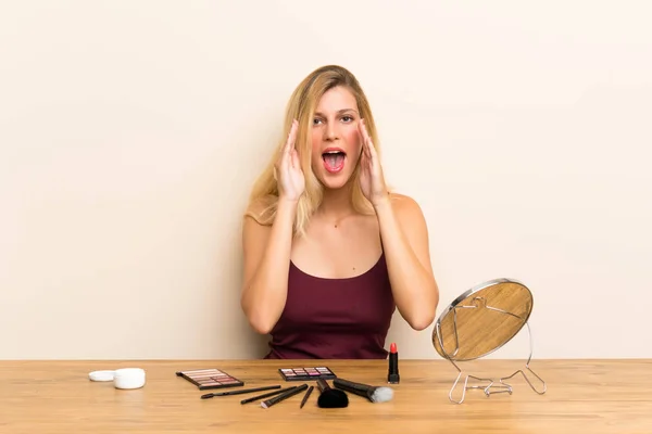 Jeune Femme Blonde Avec Des Cosmétiques Dans Une Table Criant — Photo