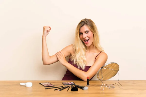 Junge Blonde Frau Mit Kosmetik Einem Tisch Macht Starke Geste — Stockfoto