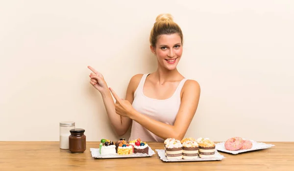 Junge Frau Mit Vielen Verschiedenen Mini Kuchen Einem Tisch Der — Stockfoto