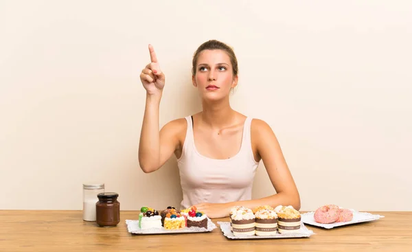 Junge Frau Mit Vielen Verschiedenen Mini Kuchen Einem Tisch Auf — Stockfoto