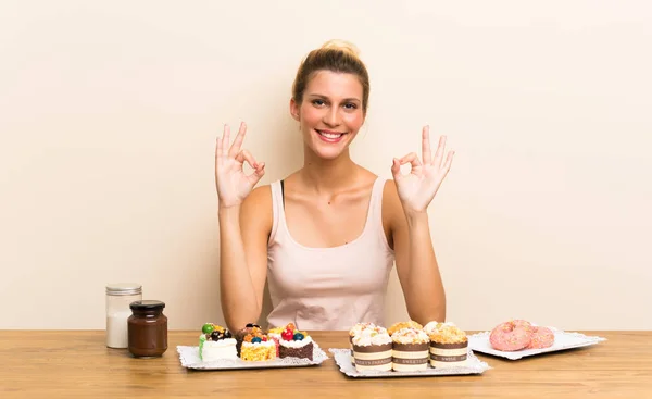 Junge Frau Mit Vielen Verschiedenen Mini Kuchen Einem Tisch Der — Stockfoto