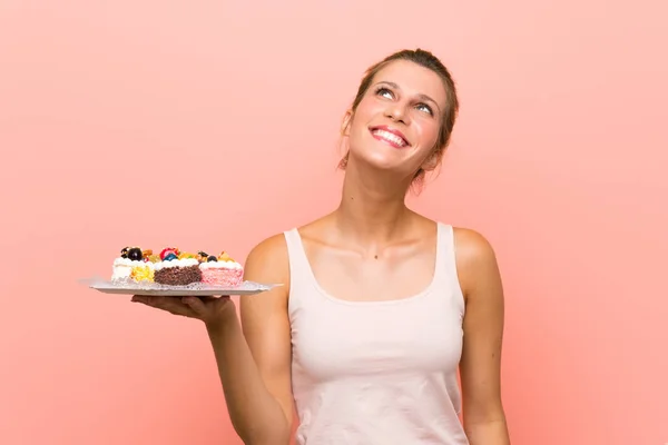 Junge Blonde Frau Mit Vielen Verschiedenen Mini Kuchen Die Lächelnd — Stockfoto