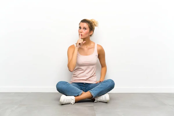 Mujer Rubia Joven Sentada Suelo Haciendo Gesto Silencio — Foto de Stock
