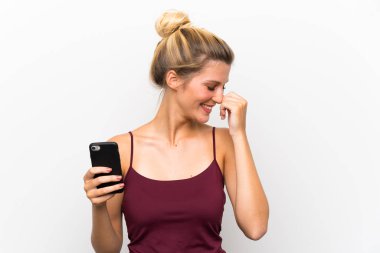 Cep telefonu gülen genç sarışın kadın