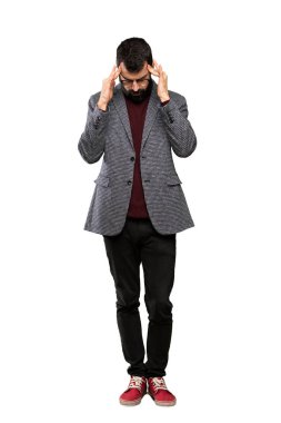 İzole beyaz arka plan üzerinde baş ağrısı ile gözlükile Yakışıklı adam