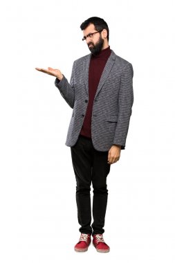 İzole beyaz arka plan üzerinde şüpheleri ile copyspace tutan gözlük ile Yakışıklı adam