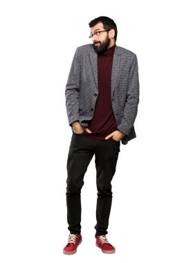 Gözlüklü yakışıklı adam izole beyaz arka plan üzerinde yan bakarak şüphe jest yapma