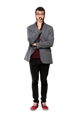 İzole beyaz arka plan üzerinde bakarken gözlüklü yakışıklı adam şaşırttı ve şok