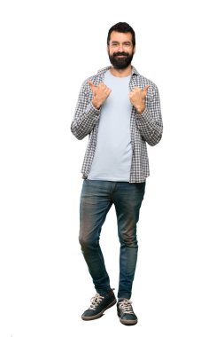 Yakışıklı adam ile sakal ile thumbs yukarı jest ve gülümseyen üzerinde izole beyaz arka plan